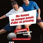 Une joueuse de foot fait le pressing sur une autre.